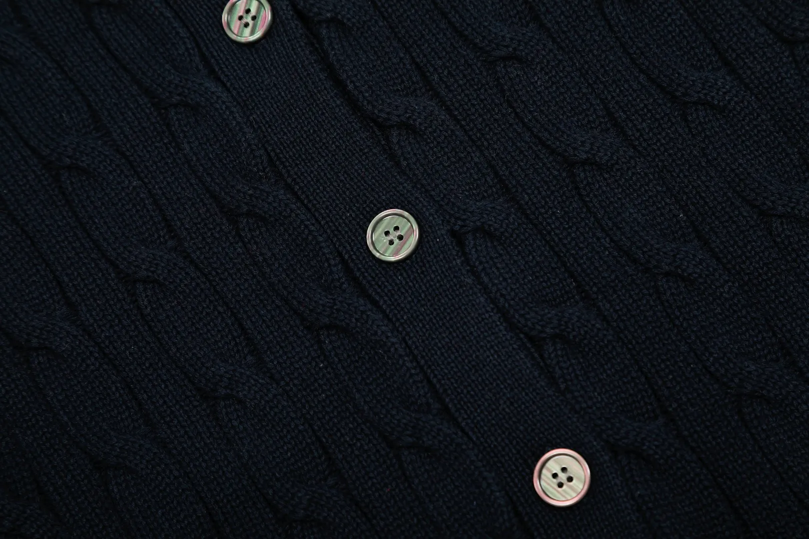 P270 Top quality" Style number: DS822# (not off the shelves all year round) [Ralph Lauren solid color pony embroidered logo lapel twist knitted cardigan] ✅Ralph Lauren Ralph Lauren classic basic versatile lapel knitted cardigan jacket ✅Main supply platform live broadcast Wholesale entity Replacement when out of stock Not off the shelf ✅ZP quality 1:1 version Scan the code to enter the GF website Counter quality ✅Detailed quality is the only one in Guangzhou Imported quality cotton yarn, focusing on high-end, cost-effective, good quality needless to say ✅The version is restored to the original order, the maximum size can be worn up to 160 pounds, loose, comfortable and stress-free ✅The upper body is simple and easy to match, ootd must-have style, good-looking clothes are never picky, a must-have recommendation for couples. Size: S-XL Color: black white gray almond light blue khaki pink burgundy Chinese red navy white label navy red label
